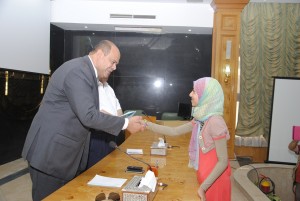 الصور..محافظ مطروح يكرم أوائل الشهادتين الابتدائية والإعدادية