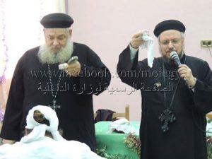 استقبل قطاع مصلحة السجون بعض رجال الدين المسيحى لإقامة الشعائر الدينية بسجنى القناطر نساء ورجال إحتفالاً بعيد الميلاد المجيد.  جاء ذلك فى إطار سياسة وزارة الداخلية بتقديم كافة أوجه الرعاية الإجتماعية لنزلاء السجون ومشاركتهم الإحتفال بكافة المناسبات لما لها من إعتبارات إنسانية وإجتماعية … وبمناسبة إحتفال الأخوة المسيحيين بعيد الميلاد المجيد ..  قام قطاع مصلحة السجون بإستقبال بعض رجال الدين المسيحى لإقامة الشعائر الدينية للنزيلات المسيحيات بسجن القناطر نساء ، وكذا النزلاء المسيحيين بسجن القناطر رجال … وقد تم مشاركة النزلاء الإحتفال وإقامة الشعائر الدينية وتقديم الهدايا الرمزية لهم.
