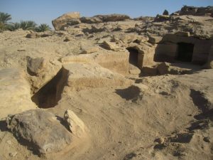 الكشف عن 12 مقبرة جديدة بمنطقة جبل السلسلة بأسوان