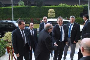 وصل منذ قليل الدكتور/ هشام عرفات وزير النقل الى مقر عمله بوزارة النقل بعد ادائه اليمين الدستورية امام الرئيس/ عبد الفتاح السيسي رئيس الجمهورية. وكان في استقبال الوزير لدى وصوله عدد من قيادات وزارة النقل.