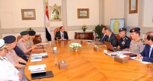 47353-السيسى-يعقد-اجتماعا-أمنيا-لمتابعة-حادث-المنيا-الإرهابى-(3)