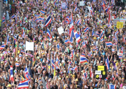 المحتجون في تايلاند يتحركون للإطاحة بالحكومة المؤقتة