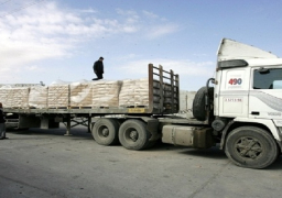 إسرائيل تسمح بادخال 400 شاحنة بضائع لغزة عبر “كرم أبو سالم”