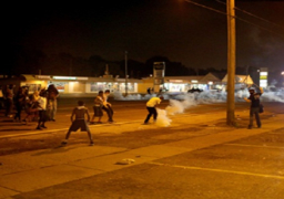 الشرطة الامريكية تستخدم الغاز المسيل للدموع لتفريق متظاهرين في فرجسن