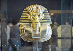 غدًا “إصلاح ذقن الملك”.. قناع توت عنخ آمون يغيب عن زائريه بالمتحف المصري
