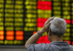 وقف التداول فى سوق الاسهم الصينية بعد تهاوى الاسعار لأكثر من 7 %