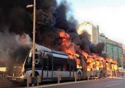 ملثمون يضرمون النيران في حافلة لنقل الركاب بإسطنبول