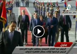 بالفيديو ..السيسي يستقبل نظيره الفرنسي لدي وصوله مطار القاهرة