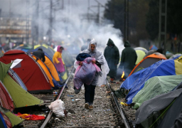 اليونان تبدأ بإخلاء مخيم “إيدوميني”