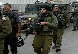 الاحتلال الإسرائيلي يعتقل 22 فلسطينيا من الضفة الغربية بينهم صحفي