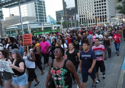 مظاهرات غضب حاشدة ضد الشرطة الأمريكية بعد قتل اثنين من السود