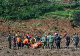 10 قتلى و3 مفقودين فى فيضانات وانهيارات أرضية فى أندونيسيا