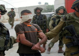 اعتقال 10 فلسطينيين بالضفة والمستوطنون يقتحمون الأقصى