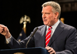 انتقادات لرئيس بلدية نيويورك لاقتراحه تقييد المساعدة القانونية للمهاجرين