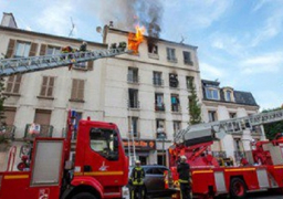 مصرع شخص وإصابة 11 في حريق بعقار سكني بباريس