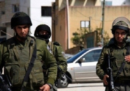 الجيش الإسرائيلي يغلق مقر إذاعة فلسطينية بالخليل