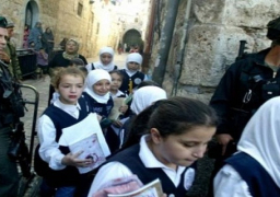 سلطات الاحتلال تفصل معلمين فلسطينيين بحجة “التحريض”