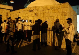 مئات المستوطنين يقتحمون قبر يوسف بنابلس في حراسة قوات الاحتلال الإسرائيلي