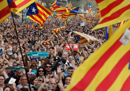 الالاف يحتفلون في برشلونة بإعلان استقلال كتالونيا