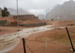 وزير الري يتلقى تقريرا عن مشروعات الحماية من مخاطر السيول