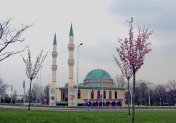 جماعة متطرفة تهاجم موقعا لبناء مسجد بهولندا