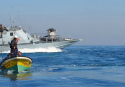“بحرية الاحتلال” تستهدف قوارب الصيادين الفلسطينيين في غزة