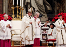 بابا الفاتيكان في ليلة عيد الميلاد: يجب تقليل الفجوة بين الأغنياء والفقراء