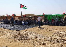 عشرات الفلسطينيين يؤدون “الجمعة” في بلدة السواحرة الشرقية بالقدس