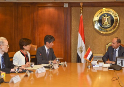 وزير التجارة والصناعة يبحث مع وفد حكومي ياباني رفيع المستوى تعزيز التعاون الاقتصادي والتجاري بين البلدين