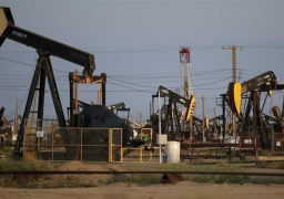 النفط يرتفع بعد أسبوع مضطرب وسط تطمينات سعودية بشأن الإنتاج