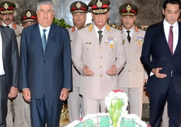 بالفيديو : الرئيس عبد الفتاح السيسي ينيب وزير الدفاع لوضع إكليل زهور على قبر الزعيم جمال عبد الناصر