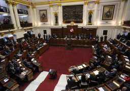 برلمان بيرو يقيل رئيس البلاد ردا على حله له