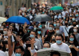 مسيرة في هونج كونج احتجاجا على استخدام الشرطة الغاز المسيل للدموع
