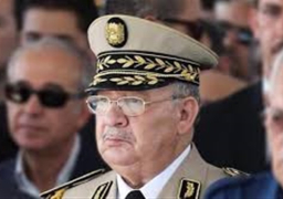 وصول جثمان رئيس الأركان الجزائرى إلى قصر الشعب لبدء مراسم تشييع جنازته