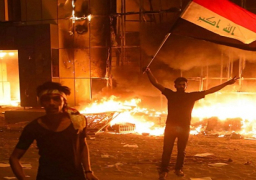 محتجون عراقيون يحرقون مقار أحزاب سياسية بالديوانية