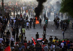 العراق: محتجون يحرقون مقار أحزاب سياسية بالديوانية