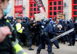 اعتقال 10 أشخاص بعد احتجاج عنيف في بريستول بإنجلترا