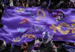 نحو ألف امرأة يتجمعن في إسطنبول احتجاجا على قتل النساء