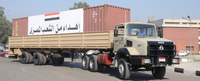 15 شاحنة مساعدات مصرية تتوجه الى غزة بتوجيهات من السيسى
