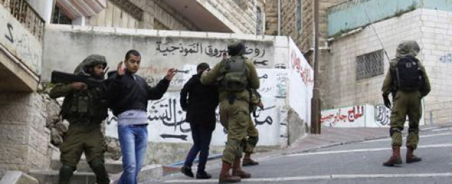 إسرائيل تعتقل 15 فلسطينيا وتدمر منزلا بالضفة