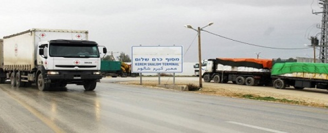 إسرائيل تسمح بإدخال 400 شاحنة بضائع لغزة
