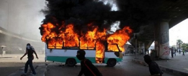 مجهولون يشعلون النار في أتوبيس نقل عام بإلقاء زجاجات “مولوتوف” بالإسكندرية