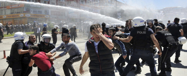 تركيا.. اشتباكات بين قوميين وأكراد عشية الانتخابات البرلمانية