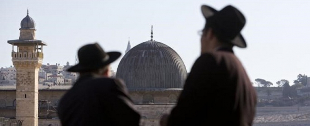 مستوطنون إسرائيليون يقتحمون مقامات دينية قرب نابلس