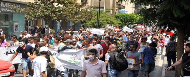 نشطاء يعتصمون أمام وزارة المالية اللبنانية ووزير البيئة يلتقي المضربين