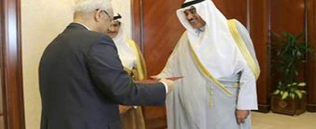 وزير الخارجية الكويتي يتسلم نسخة من أوارق اعتماد السفير المصري الجديد
