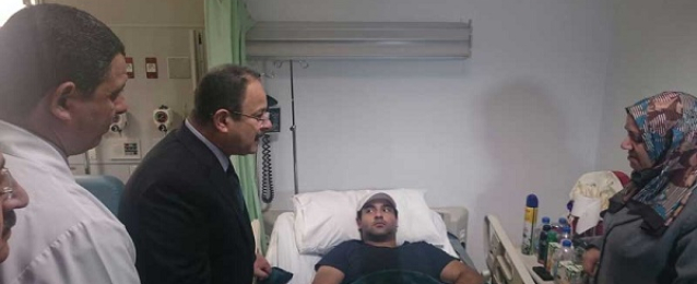 وزير الداخلية يزور مصابي الشرطة ورجال القضاء فى حادث الفندق بالعريش