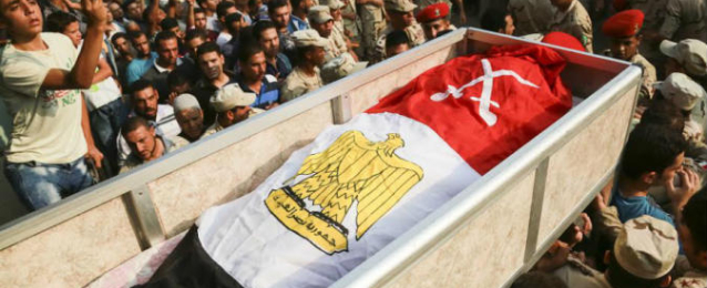 محافظ أسوان يتقدم جنازة عسكرية لتشيع جثمان شهيد الواجب الوطنى بسيناء