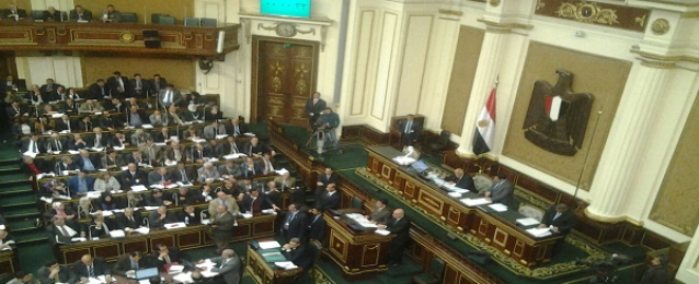 أبو حامد يعتذر لخالد يوسف عقب خلافهما بالجلسة العامة للبرلمان