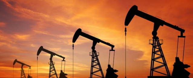 النفط يهبط 4 % بفعل شكوك بشأن تجميد الإنتاج